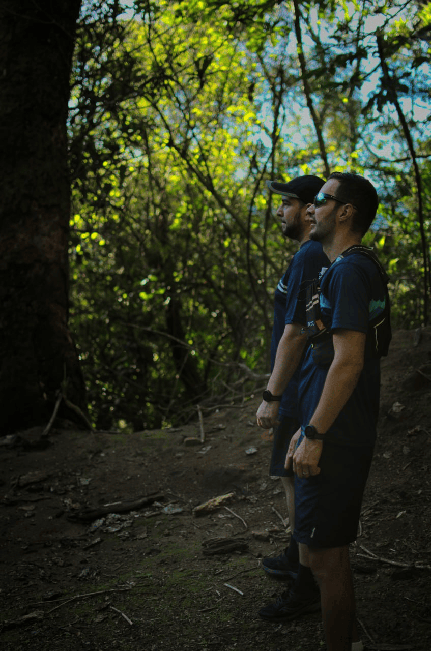 Dos corredores en un sector de bosque